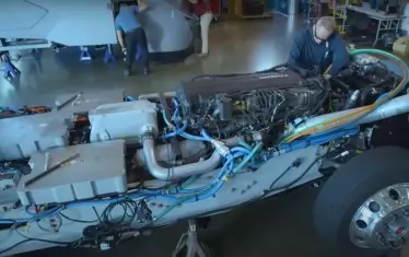 Задвижването включва двигател PACCAR MX-11 и 48-волтов електрически мотор
