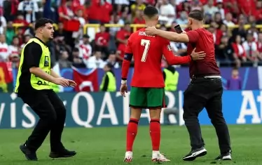 Фен с екип на турския тим също успя да се добере до португалската звезда, преди стюардите да реагират