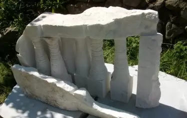 Авторът разкрива пластичната и символната мощ на камъка.