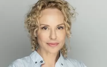  Красива и без грим...