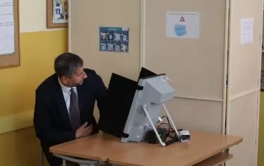 Христо Иванов от ПП-ДБ използва машината.