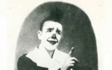 Като млад артист той е изпълнявал и роли на клоун, за което е получавал допълнително възнаграждение.