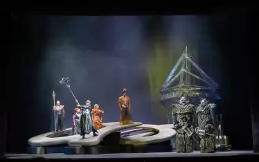  Сцена от постановката на "Рейнско злато".