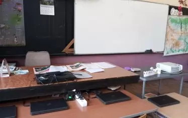 И лаптопи си има училището...