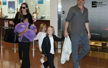 През 2013 г. малката Шайло все още държи ръката на баща си Брад Пит.