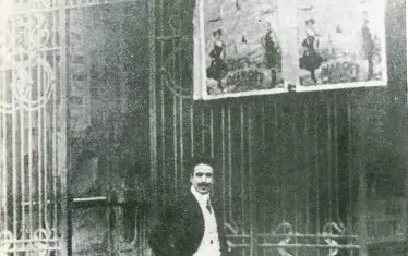 Лазар Добрич в Рим през 1908 г. пред плакат, рекламиращ прочутия му номер "Трапецът на смъртта".