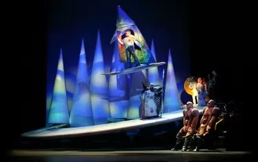  Сцена от постановката на "Рейнско злато".