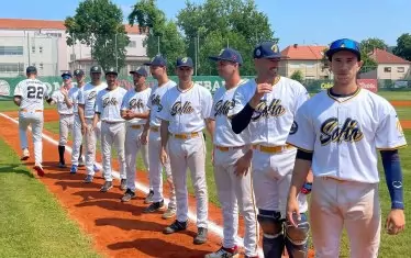 Отборът на "София Блус" позира с новите си екипи.