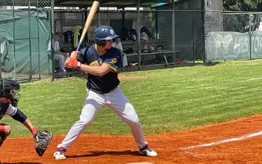 Питчер №1 Евгений Черноземски - в случая в ролята на батер.