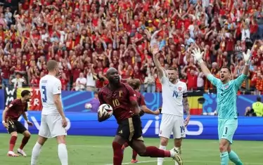 Централният нападател на белгийците Ромелу Лукаку е грабнал топката, мислейки си, че е изравнил резултата срещу Словакия, като още не предполага, че попадението ще бъде отменено.