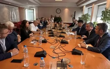 От другата страна бяха бивши социалисти като Румен Петков, Костадин Паскалев и Валери Жаблянов.