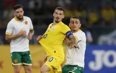 Халфът Георги Костадинов (вдясно) е задържал за фланелката капитана на румънците Николае Станчю.