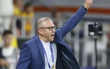 Селекционерът Илиан Илиев дава указания по време на мача срещу Румъния.