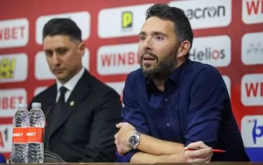 Новоназначеният технически директор на "ЦСКА-София" Михаил Александров (вляво) слуша изпълнителния шеф на клуба Стоян Орманджиев по време на пресконференцията, на която бе представена новата стратегия.