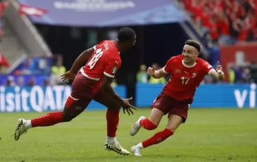 Халфът на "Аугсбург" Рубен Варгас (вдясно) пресреща Квадво Дуа, за да го поздрави за попадението срещу Унгария.