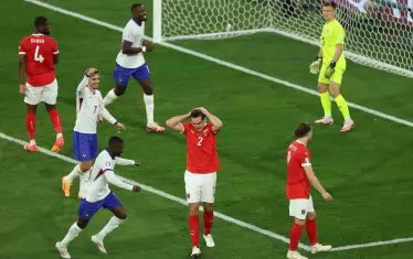 Максимилиан Вьобер се държи за главата, след като си е отбелязал автогол, определил изхода на мача срещу Австрия.