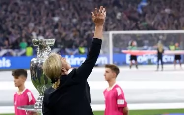 Вдовицата на легендата на германския футбол Франц Бекенбауер - Хайди, изпраща целувка към небесата, след като е внесла трофея "Анри Делоне", който се полага за европейския шампион. Тя получи тази чест, за да бъде почетена паметта на Кайзер Франц, като бе придружавана от капитаните на шампионските отбори на Германия от 1980 (Бернард Диц) и 1996 (Юрген Клинсман).
