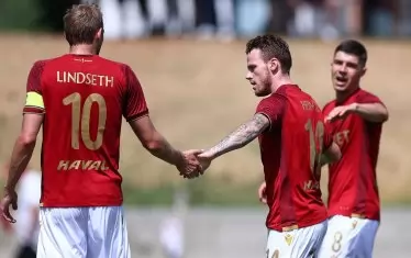 Норвежецът Тобиас Хайнц (в средата) получава поздравления от сънародника си и капитан на "ЦСКА-София" Джонатан Линдсет, след като е открил резултата срещу "Беласица".