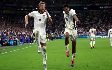 Джуд Белингам (вдясно) празнува в пълен синхрон с Хари Кейн гола си за 1:1 в 1/8-финала срещу Словакия. Минути по-късно именно Кейн донесе победата в мача в Гелзенкирхен. 