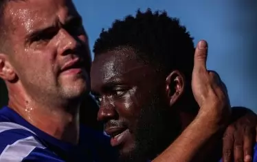 Новият нападател на "Левски" Александър Колев поздравява Асими Фадига, който е открил резултата срещу "Септември" (Сф).