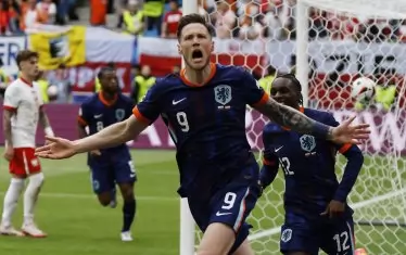 Нападателят на "Хофенхайм" Ваут Вегхорст ликува след гола си, който се оказа победен срещу Полша в двубоя от група D в Хамбург.