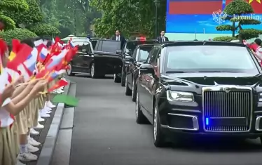 Руската делегация докара свои бронирани лимузини, с които премина през алеите на президентския парк в Ханой покрай шпалир от пионери със знаменца.