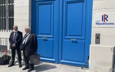 Междувременно лидерът на Републиканците Ерик Сиоти нареди да бъдат затворени вратите на неговата партийна централа, за да не могат да се съберат недоволните, които се готвеха да го свалят от председателския пост заради готовността му да си сътрудничи с Националния сбор на Марина Льо Пен.