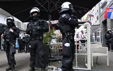 Германски полицаи контролират района в центъра на Гелзенкирхен, където за кратко се разрази бой между сръбски и английски фенове, в който участваха и албанци, както се оказа.