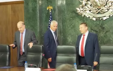 Американският посланик Кенет Мертен, и.ф. главен прокурор Борислав Сарафов и председателят на ДАНС Пламен Тончев (от ляво надясно) направиха само изявление, отказаха да отговарят на въпроси.