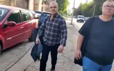  Евелин Банев-Брендо (вляво) буквално направи смешни всички служби и службички в България като се появи направо пред затвора