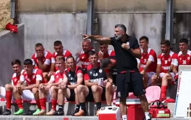 Треньорът на "ЦСКА-София" Томислав Стипич дава указания по време на контролата срещу "Беласица".