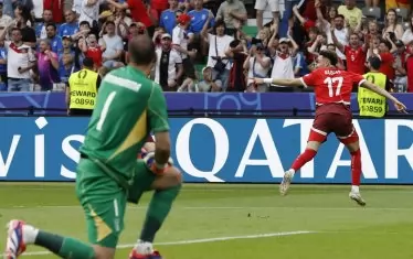 Рубен Варгас (вдясно) ликува след прекрасния си гол, с който Швейцария поведе с 2:0, докато вратарят на италианците Джанлуиджи Донарума гледа невярващо.