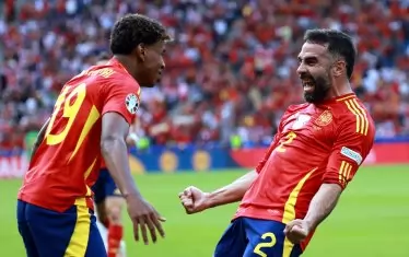 Най-младият футболист в историята на европейските първенства Ламин Ямал (вляво) поздравява двойно по-възрастния от него Дани Карвахал (32 г.) за гола на опитния защитник на "Реал" срещу Хърватия, за който Ямал асистира.