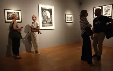  Първи посетители в залата