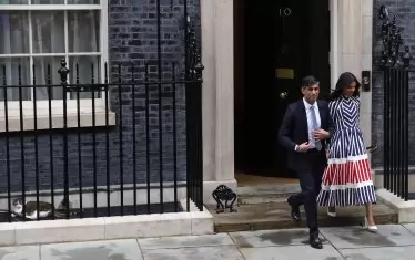 Руши Сунак и съпругата му напускат "Даунинг стрийт" 10 след резултата от изборите. 