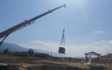 Статуята поема към музея.