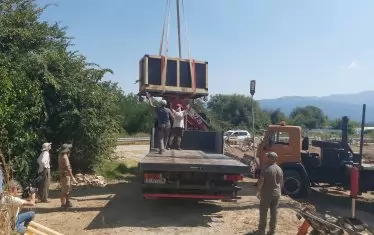 Реликвата с тегло близо 1 тон се пренася в специален сандък.