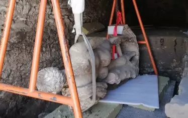 Статуята е повдигната със специална конструкция.