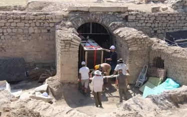 Момент от подготовката за транспортирането на скулптурата.