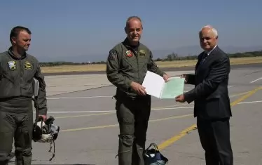 Министър Атанас Запрянов връчи Акт 16 на полосата за излитане и кацане на командира на авиобазата бригаден генерал Николай Русев,