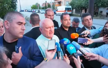  Властите минава в режим нонстоп изявления, с което пречиха да се върши оперативна работа на място