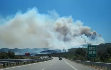  Пожарът, видян от главния път Е-79.