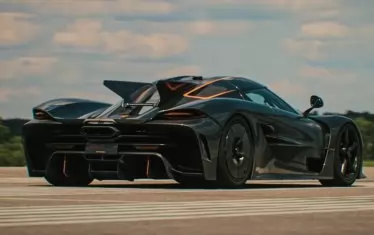 Хиперавтомобилът по време на опита за рекорда 0-400-0