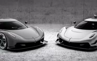 Разликата: вляво - Jesko Absolut, конструиран изцяло за рекорда за скорост, вдясно - стандартният Jesko с огромно задно крило и  с фокус върху силата на притискане към асфалта