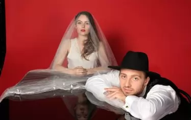  Радина Боршош и Ненчо Костов в сцена от спектакъла на Мирела Иванова и Бойка Велкова.