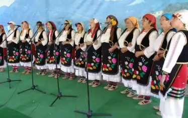  Самодейци на читалище "Христо Ботев" в Чупрене. Този край на България рязко се обезлюдява. 