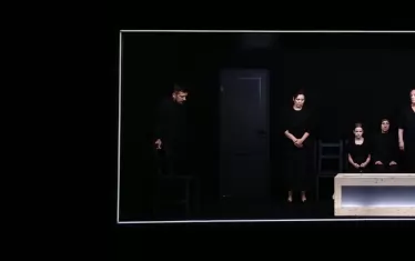  Спектакълът на Кулябин изследва страха и колективното "онемяване" в тоталитарното общество.