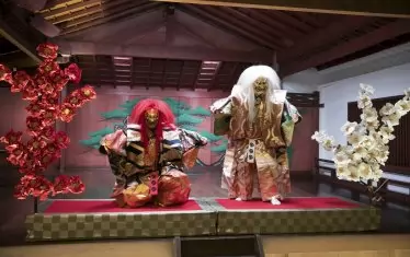  Но театър "Ямамото" обединява традиционната култура с новите технологии.