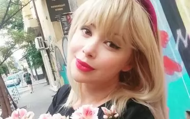  Цветя от екипа на сериала "Мен не ме мислете", в който актрисата участва.