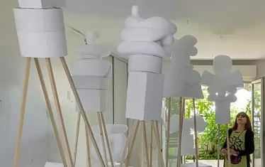  Художничката в ателието си.